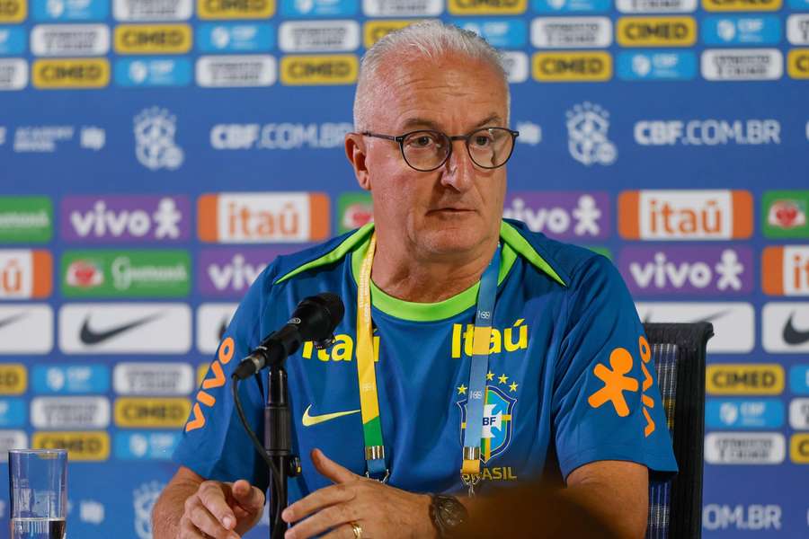 Dorival Júnior em entrevista coletiva na véspera de Brasil x Colômbia