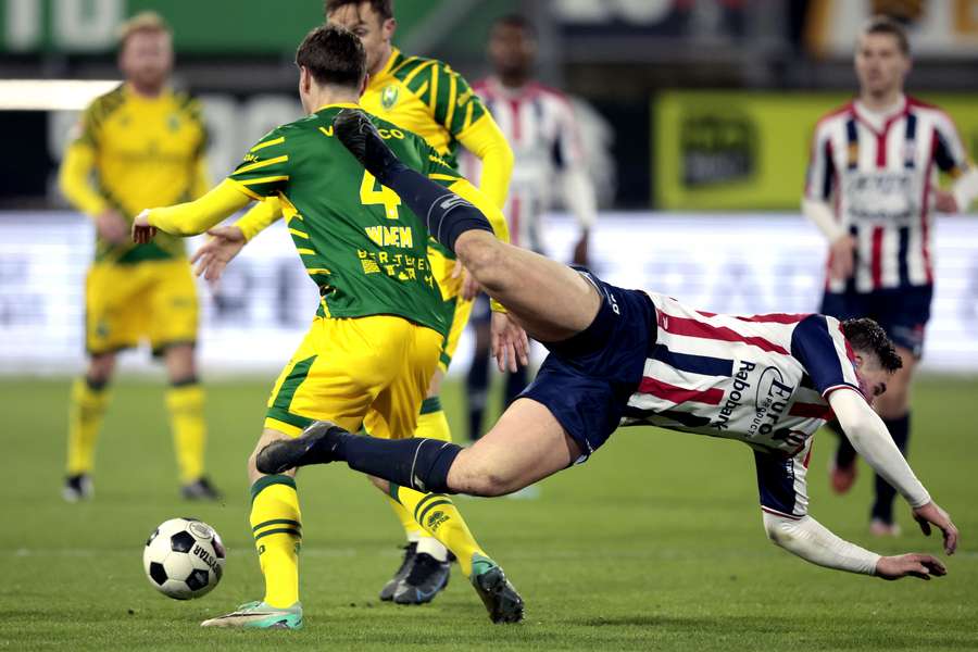 Matteo Waem van ADO Den Haag in duel met Bram Wennekers van Excelsior Maassluis