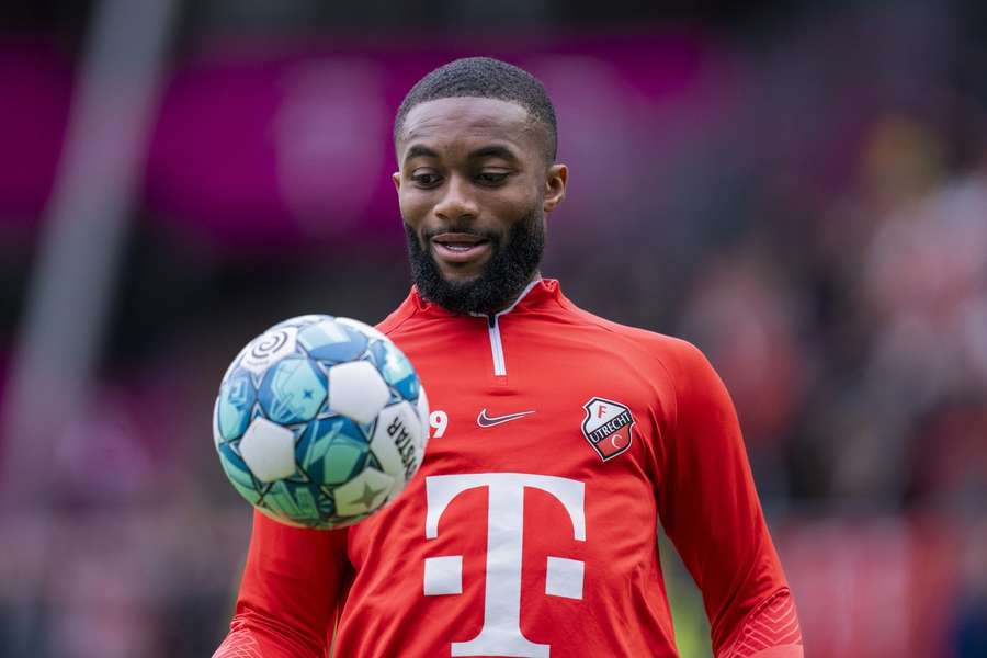 Moussa Sylla in de warming up voor Utrecht-Groningen