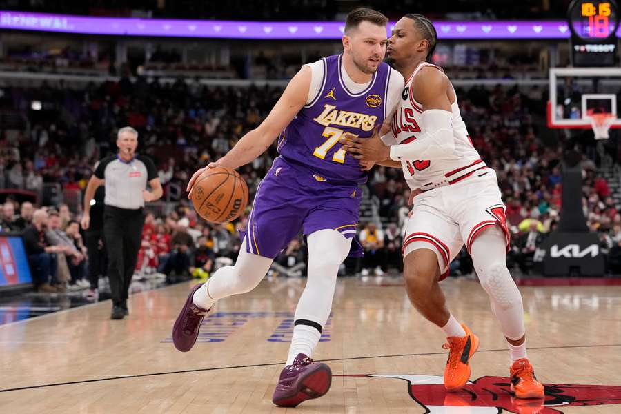 Doncic poprowadził Lakers do zwycięstwa w Chicago, zdobywając 46 punktów Doncic poprowadził Lakers do zwycięstwa w Chicago, zdobywając 46 punktów
