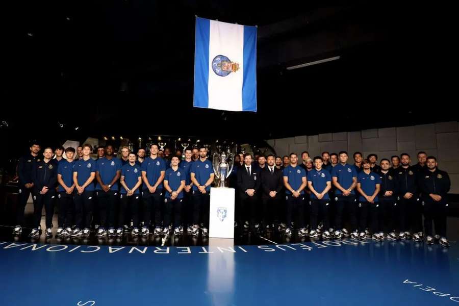 Plantel do FC Porto com o troféu de campeão no Museu