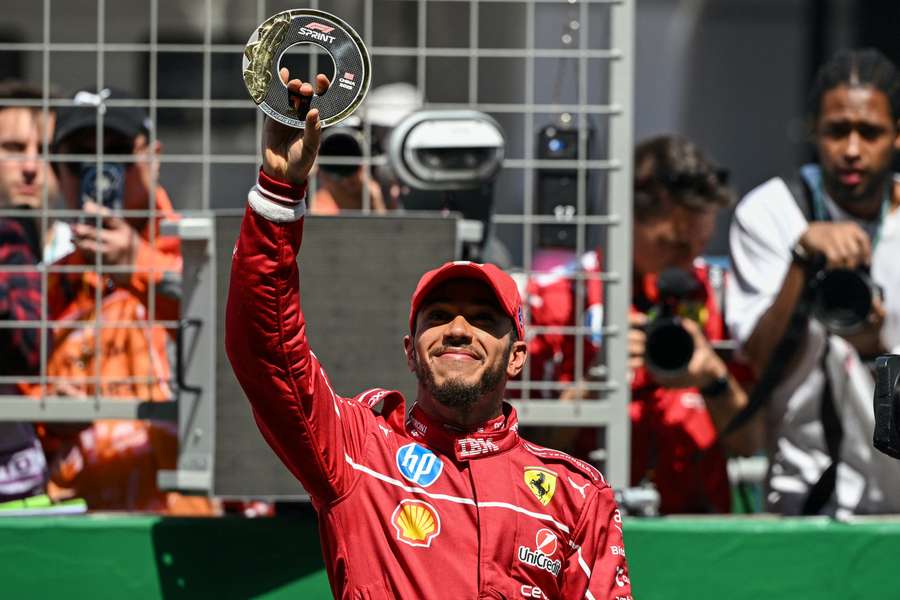 Lewis Hamilton celebra triunfo por sua nova equipe 