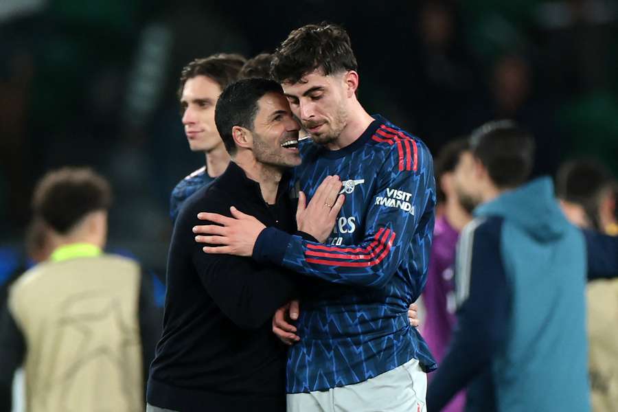 Arteta festeggia la vittoria dell'Arsenal contro lo Sporting con Havertz