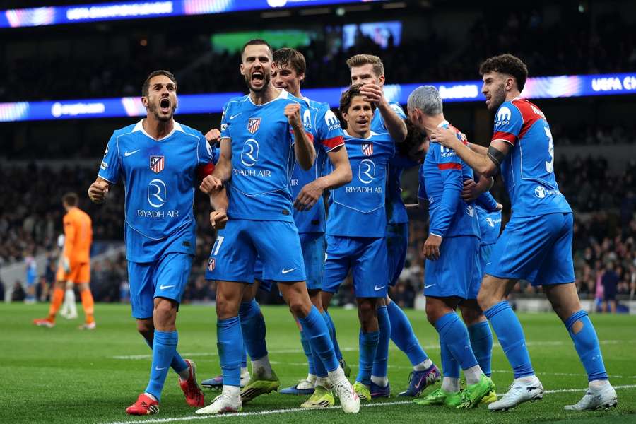Los jugadores del Atleti celebran el 2-2 ante el Tottenham