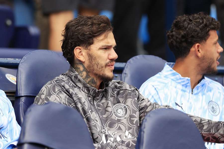 Ederson vysedává v Manchesteru City jen na lavičce.