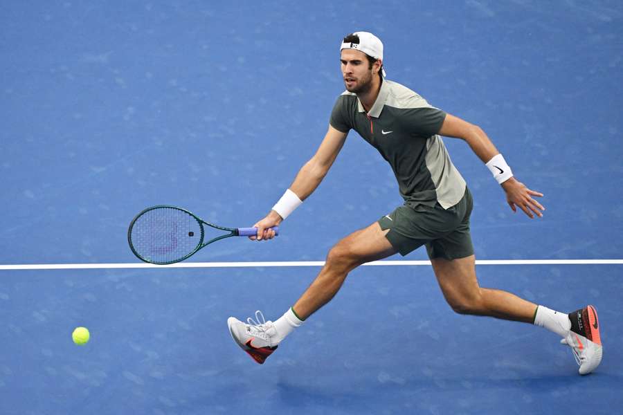 Khachanov golpea con su derecha