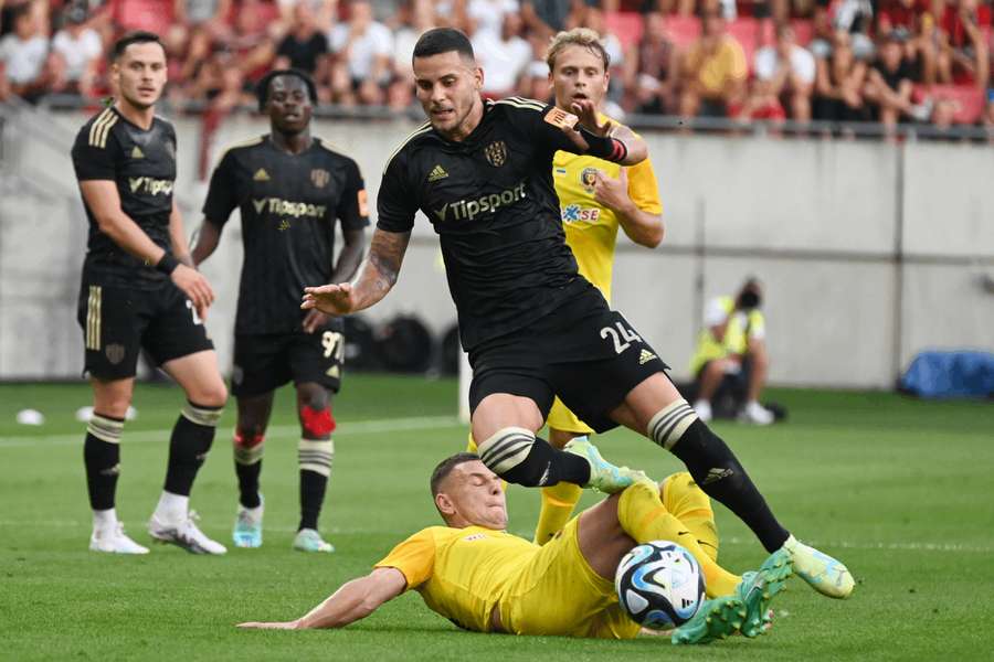 Vpravo Kristián Koštrna a dole Serhiy Horbunov v prvom zápase play-off EKL FC Spartak Trnava - SC Dnipro-1.