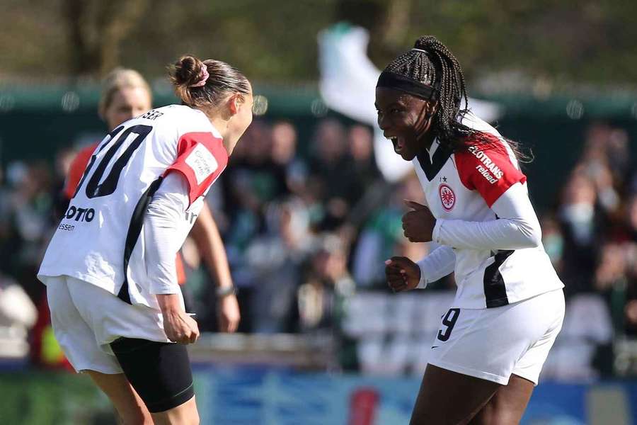 Wamser (l.) und Anyomi feiern das vorentscheidende 3:1 der Eintracht