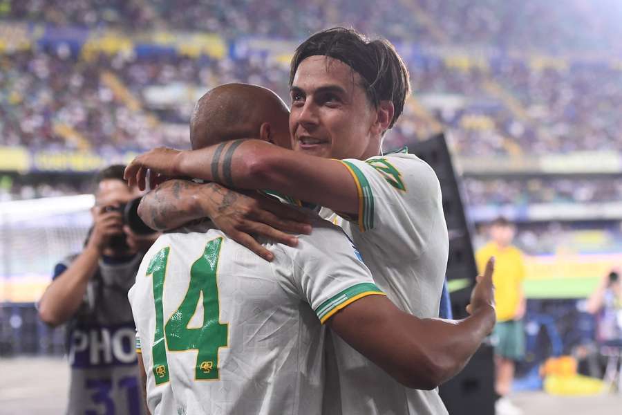 Dybala celebra con Malen el primer gol de la Roma Dybala celebra con Malen el primer gol de la Roma