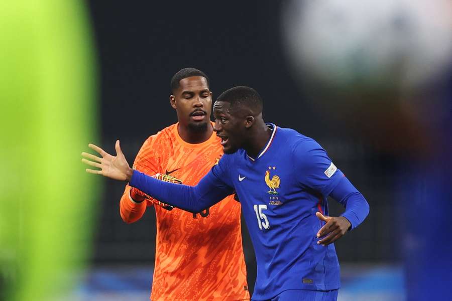 Maignan y Konaté intercambian impresiones durante el partido ante Israel