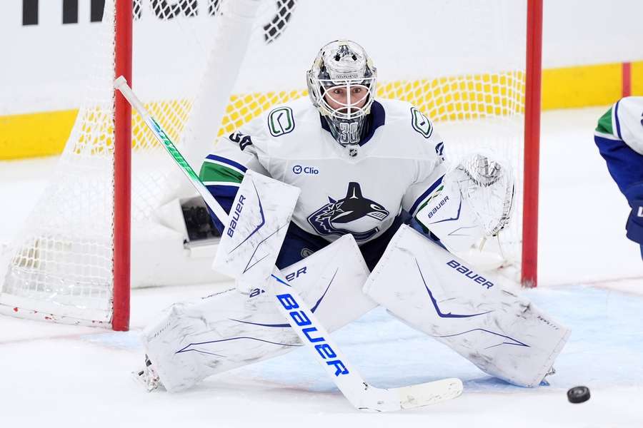 Brankář Patera podepsal v NHL roční dvoucestnou smlouvu s Bostonem. Brankář Patera podepsal v NHL roční dvoucestnou smlouvu s Bostonem.