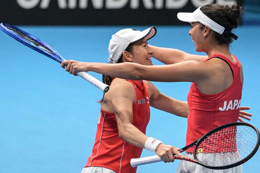 Shuko Aoyama (izquierda) y Ena Shibahara (derecha) celebran un punto Shuko Aoyama (izquierda) y Ena Shibahara (derecha) celebran un punto