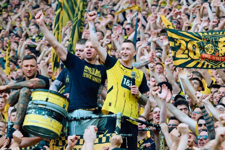 Reus ha festeggiato con i tifosi dopo la partita a Dortmund