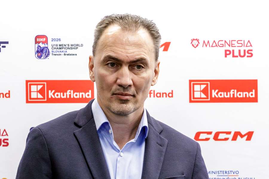 Šatan během tiskové konference.