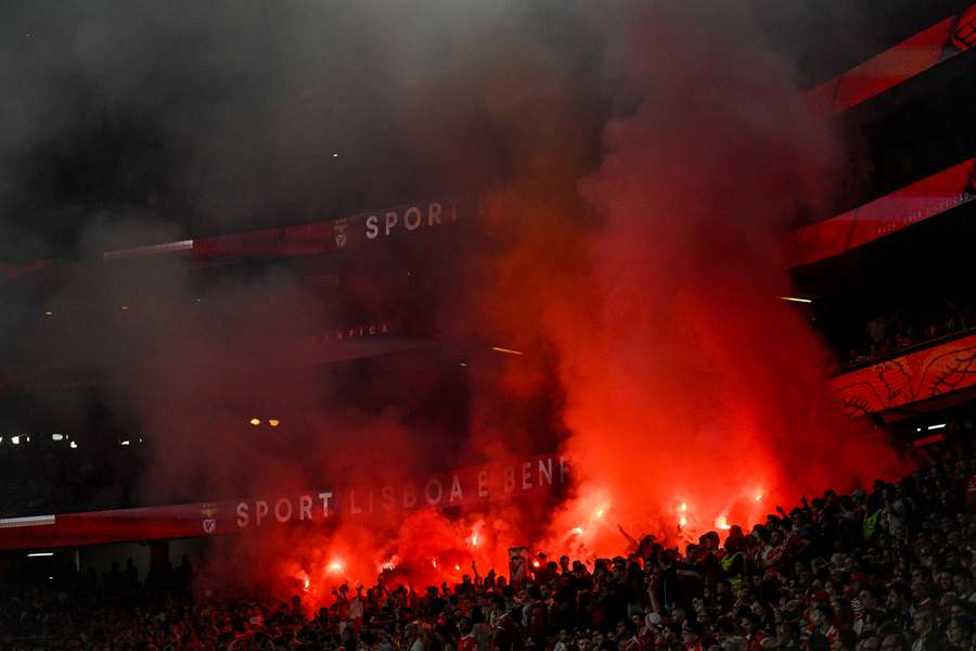 Pirotecnia causou problemas aos adeptos do Benfica