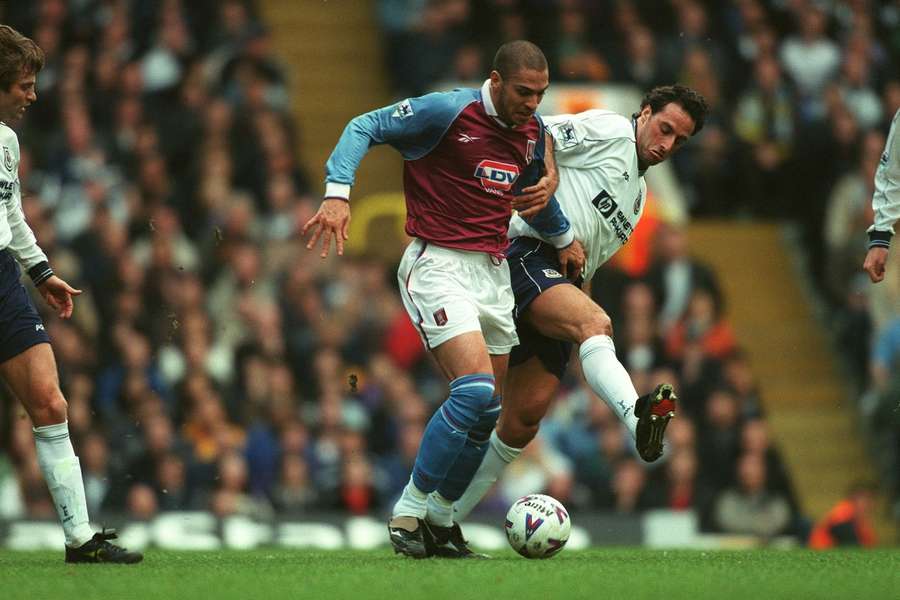 Stan Collymore (Aston Villa) et Ramon Vega (Tottenham)