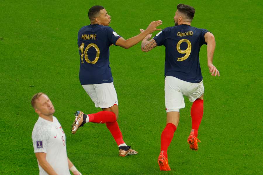 Diferença de idade não impede entrosamento entre Giroud e Mbappé