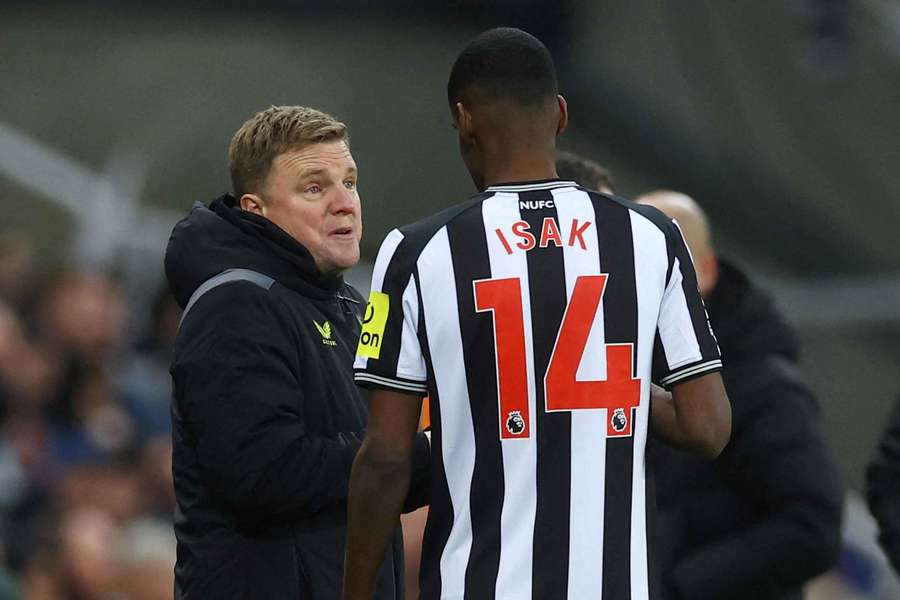 Eddie Howe speaks to Newcastle striker Alexander Isak