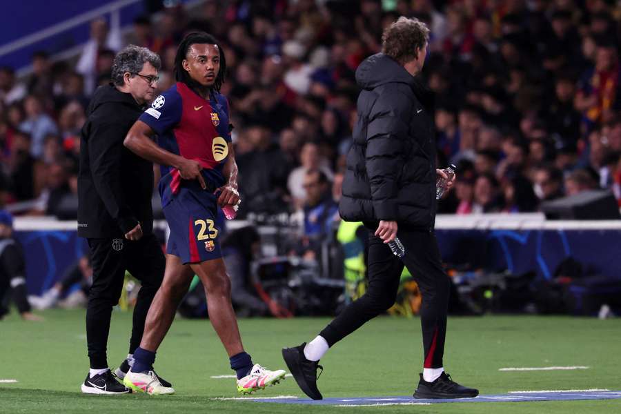 Jules Koundé se retira lesionado en el partido contra el Inter