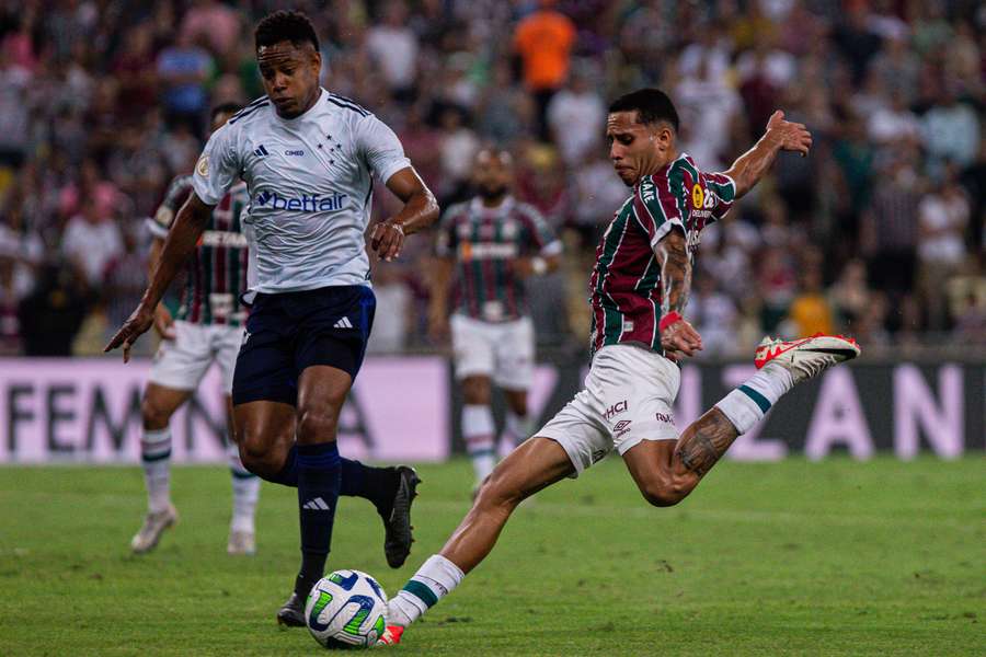 Com golaço de falta de Léo Fernández, Fluminense vence o Cruzeiro e volta  ao G4 do Brasileirão