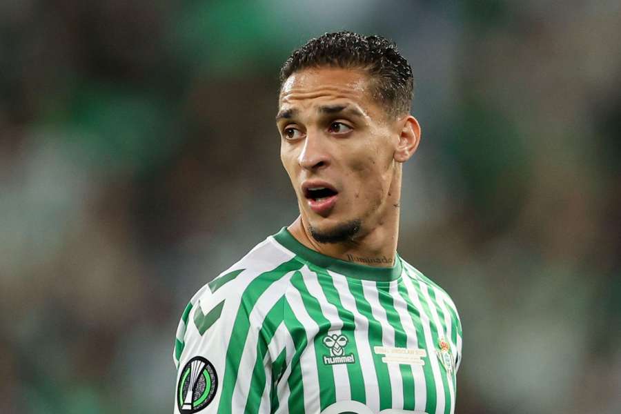 Antony procura novo destino após perder espaço no Manchester United