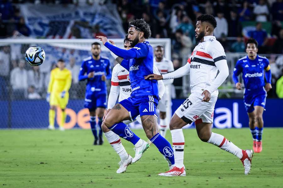 Gabriel Barbosa vestiu pela primeira vez a camisa do Cruzeiro, mas não teve oportunidades de marcar