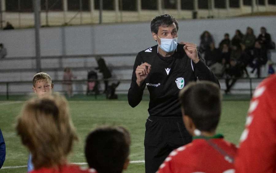 El Árbitro de la Paz dando una charla antes de un partido El Árbitro de la Paz dando una charla antes de un partido
