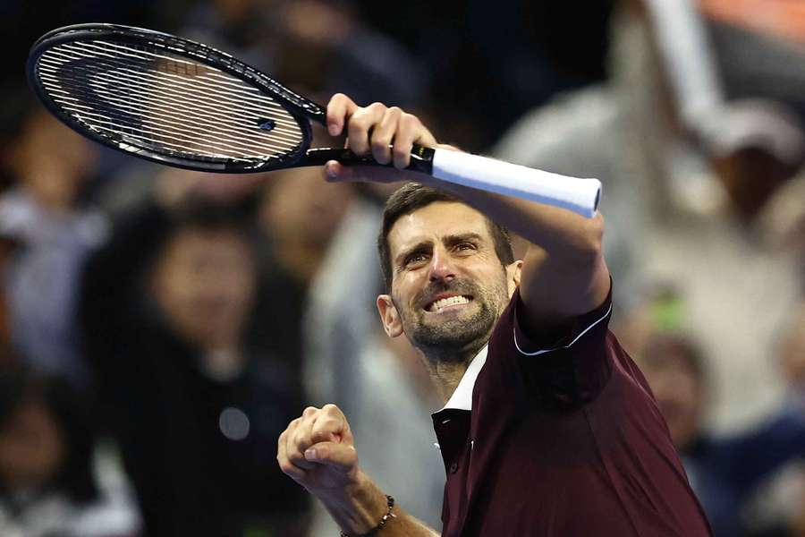 Djokovic celebra a vitória Djokovic celebra a vitória