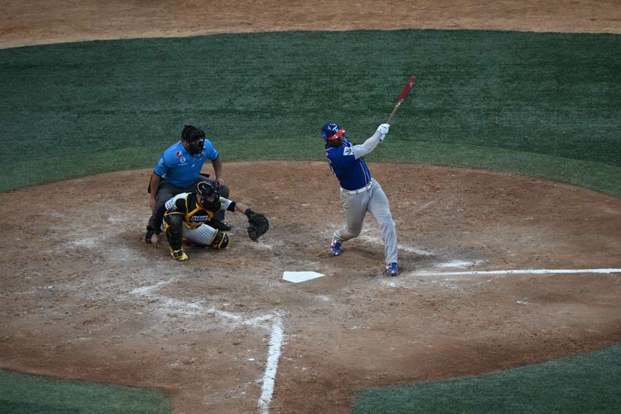 El cubano Yassiel Puig, al bateo para los Tiburones de la Guaira