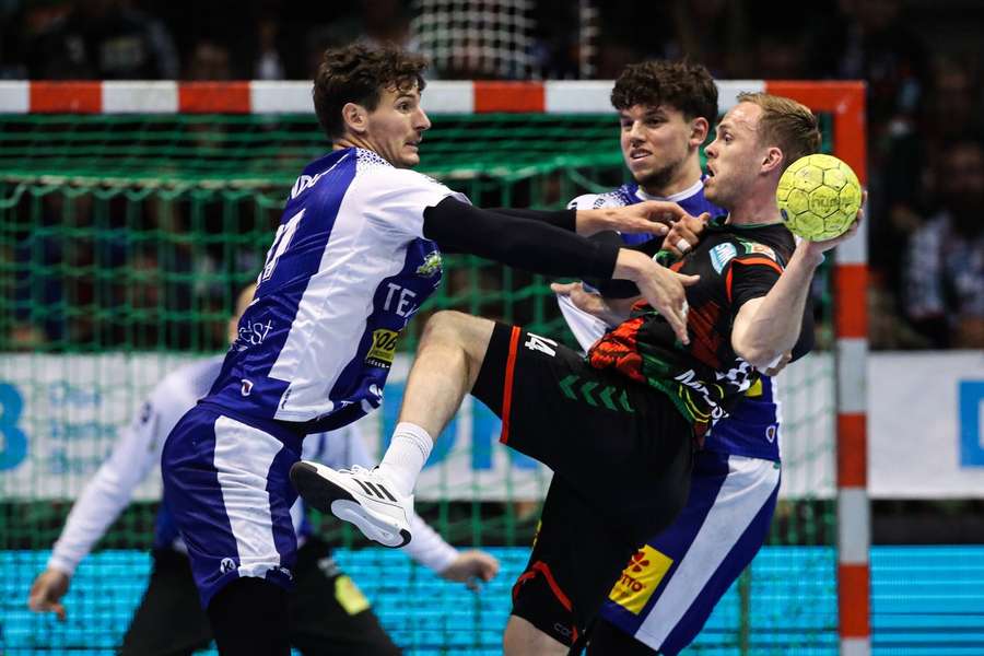 Auch gegen zwei Gegenspieler setzte sich Omar Ingi Magnusson häufig durch.