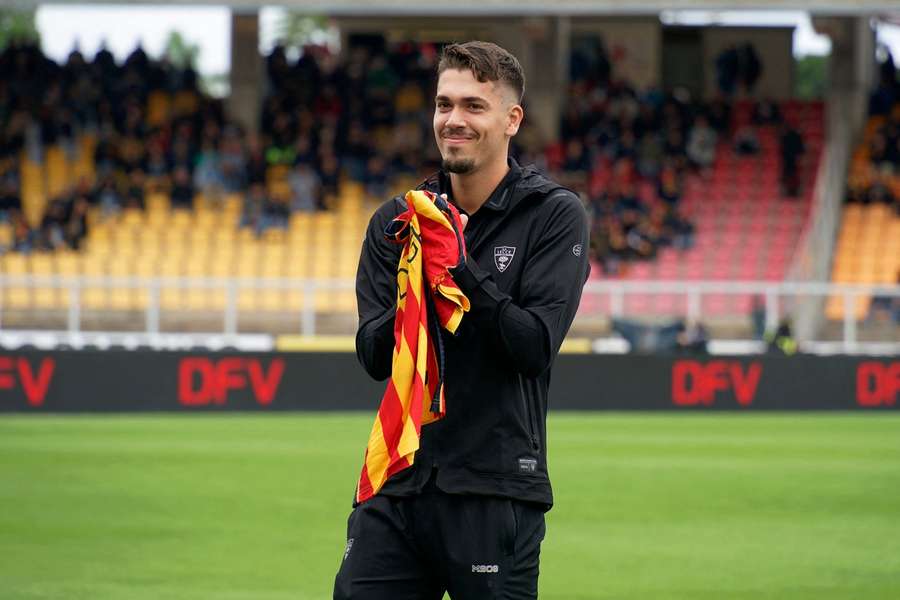 Gonzalez przymusowo wycofał się z futbolu.