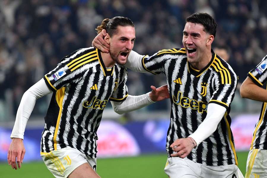 Adrien Rabiot celebrates his goal with Dusan Vlahovic