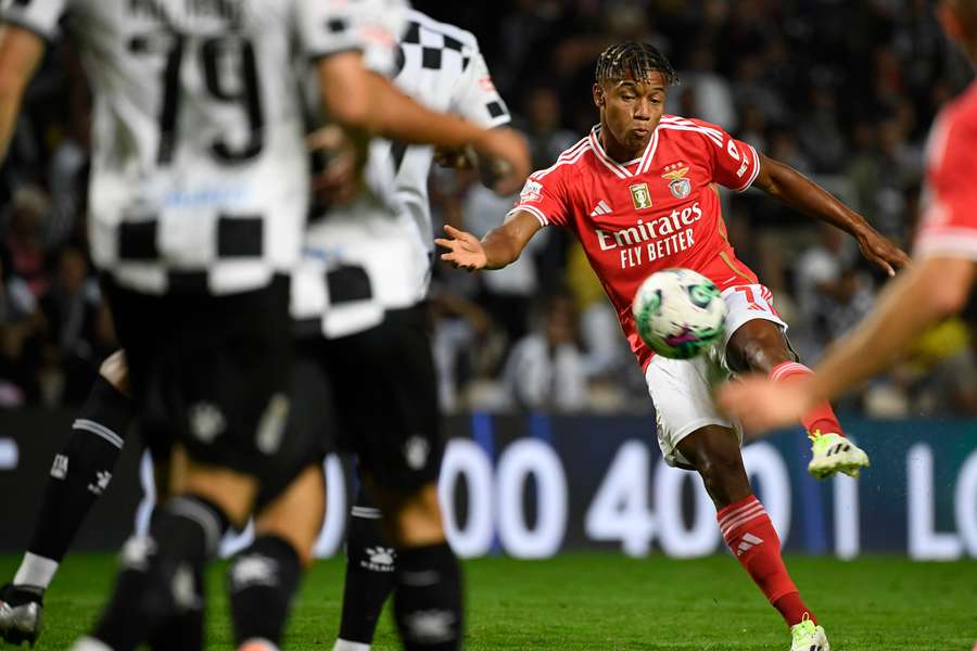 David Neres no jogo com o Boavista