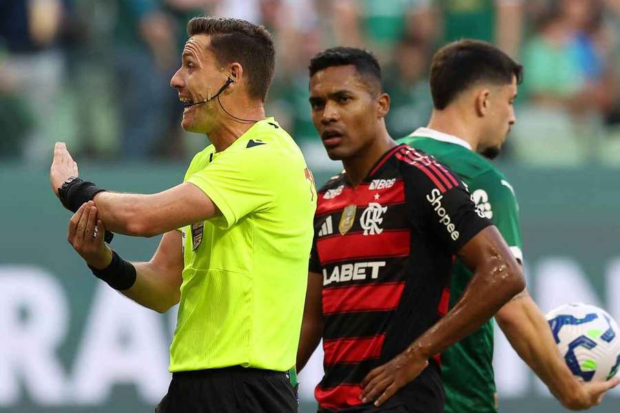 CBF divulgou análise dos pênaltis polêmicos do clássico CBF divulgou análise dos pênaltis polêmicos do clássico