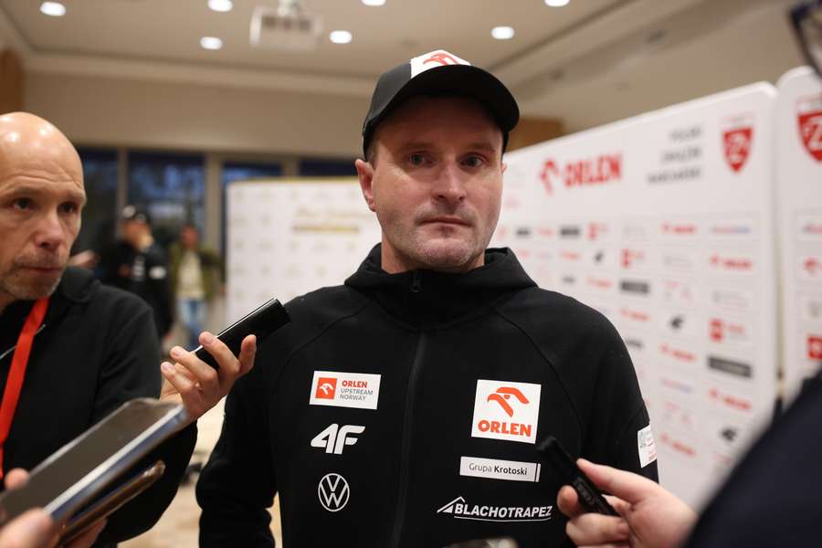 Maciej Maciusiak pozostaje trenerem polskiej kadry skoczków, poinformował PZN