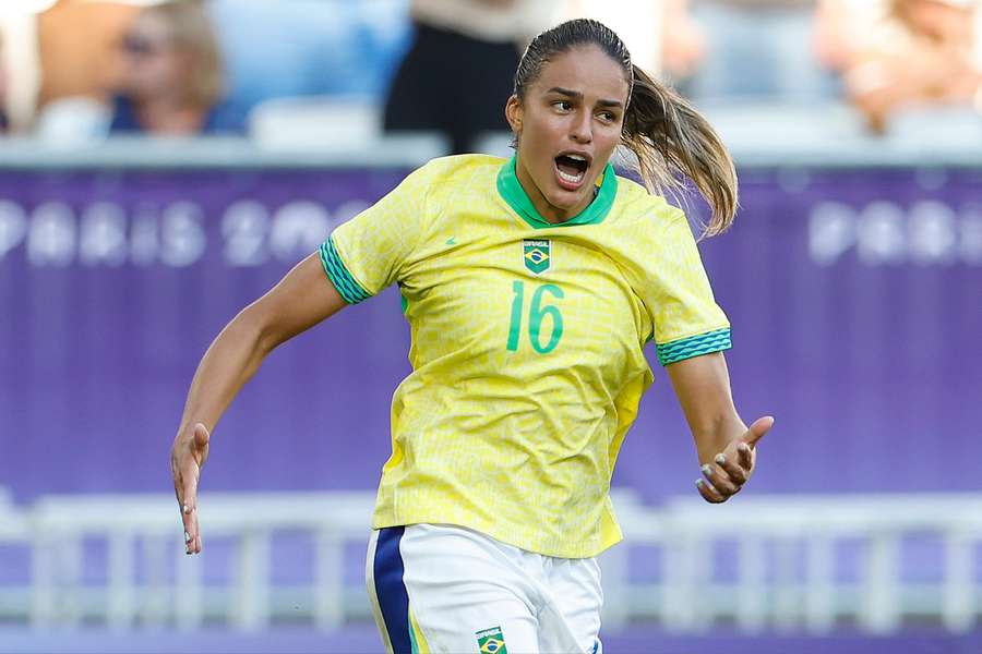 Gabi Nunes garantiu a vitória do Brasil na estreia do futebol feminino