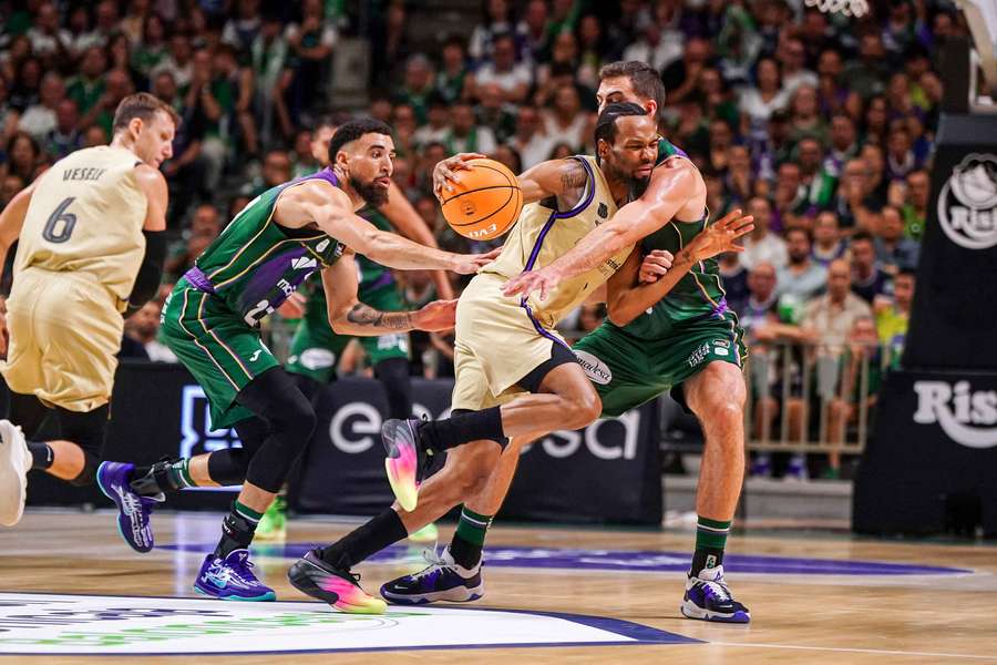 Punter, frenado por Kravish y Duarte