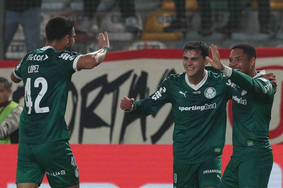 O Palmeiras goleou o Universitario por 4 a 0 no jogo de ida