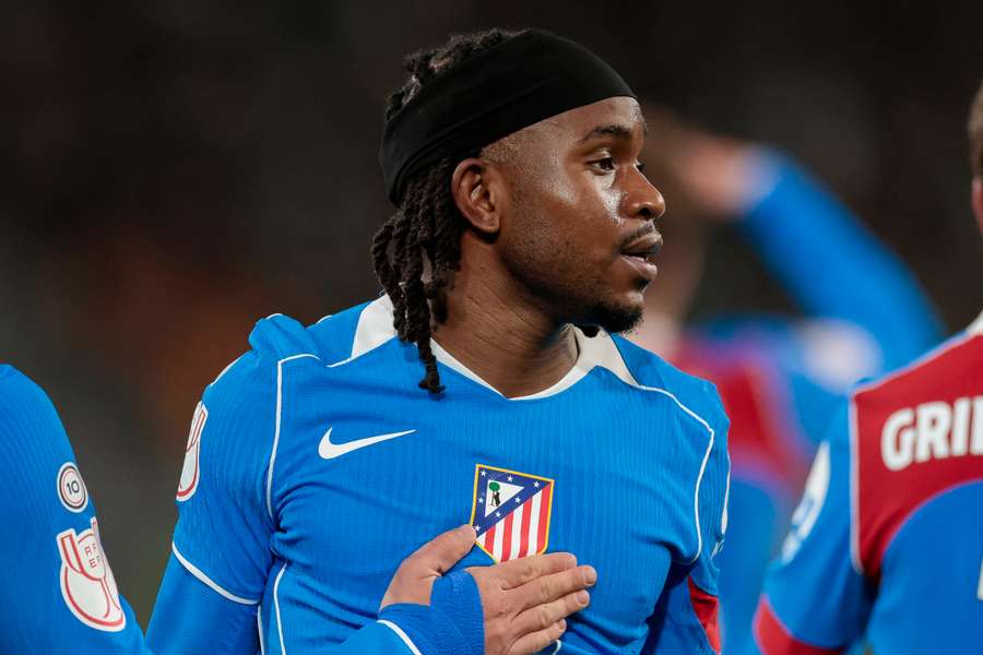 Ademola Lookman, felicitado por sus compañeros tras su estreno goleador con el Atleti