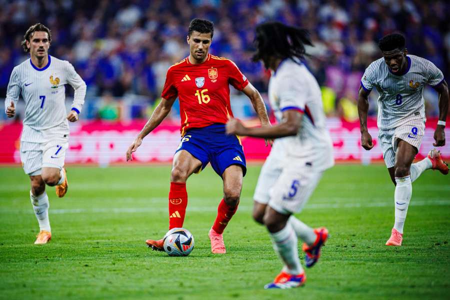 Rodri reparte juego durante el España-Francia