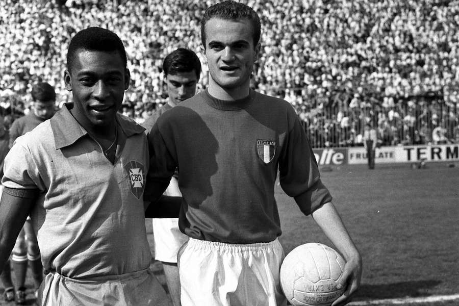 Die italienische Fußball-Legende Sandro Mazzola (rechts) mit Pele