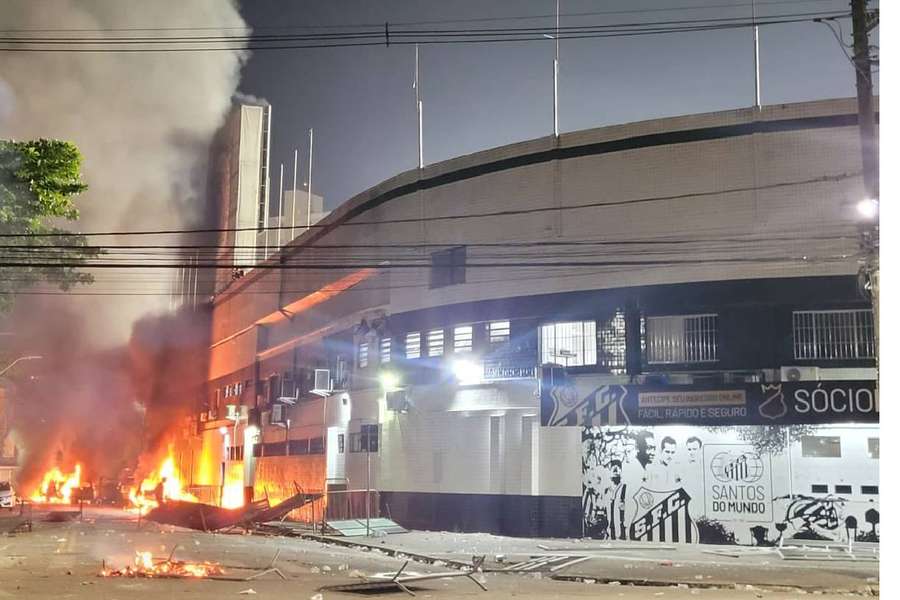 Carros foram queimados no entorno da Vila Belmiro