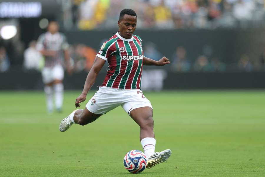 Arias golpea el balón.