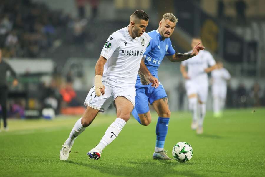 Toni Borevkovic se snaží pláchnout Dominiku Kostkovi v zápase Guimaraese s Boleslaví.