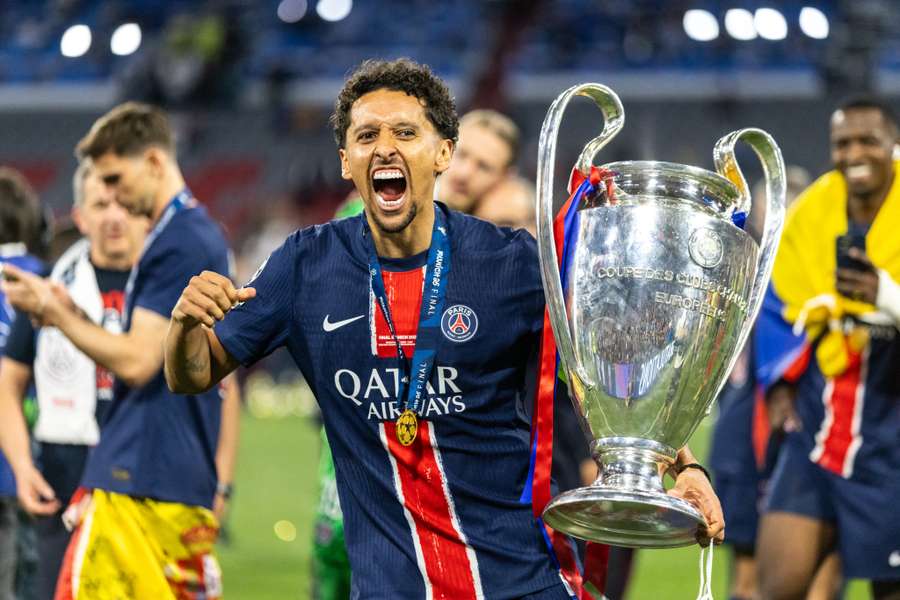 Căpitanul PSG, Marquinhos, sărbătorește cu trofeul după ce a câștigat finala UEFA Champions League împotriva lui Inter