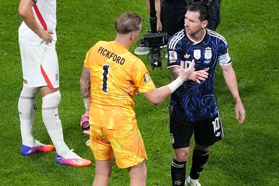 Abklatschen zwischen Pickford und Messi Abklatschen zwischen Pickford und Messi