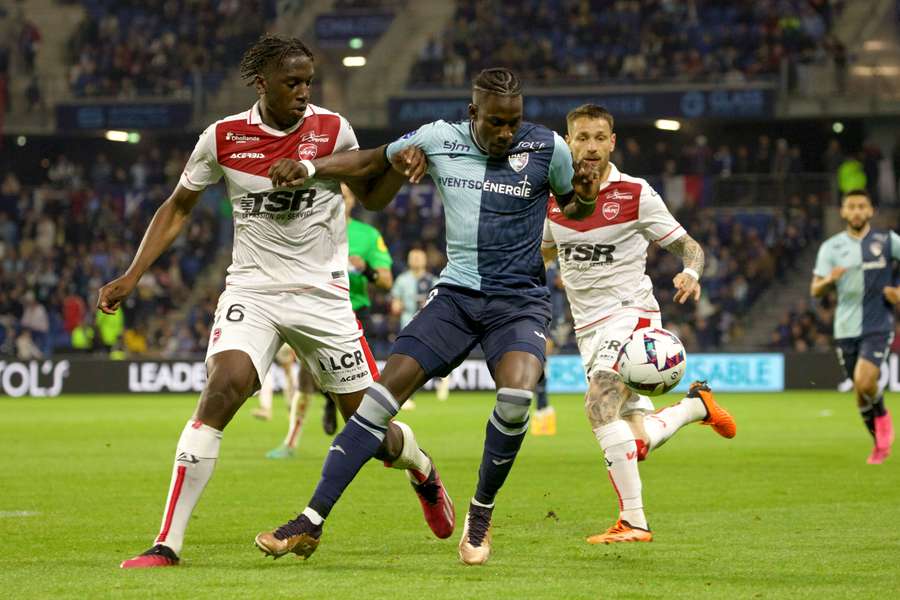 Yann Kitala, do Le Havre, luta pela vitória.