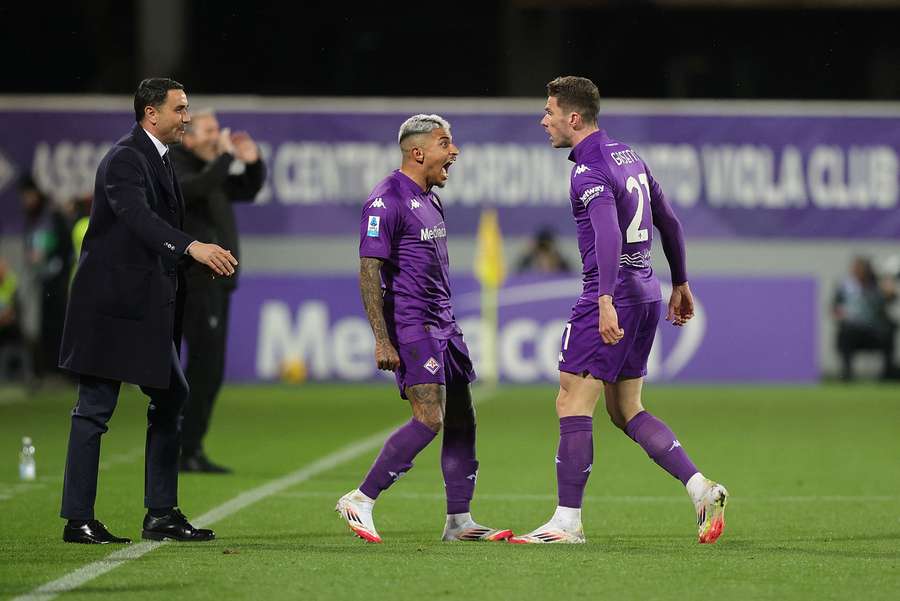 Dodo e Gosens esultano dopo il gol del vantaggio