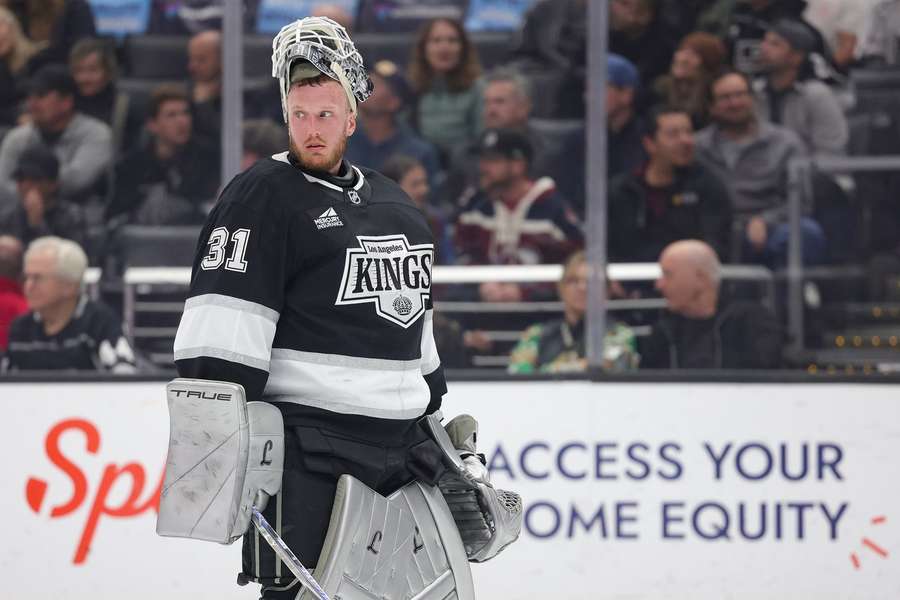 Forsberg zatiahol roletu.