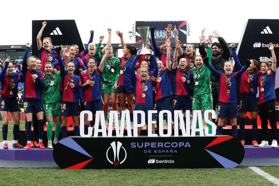 Las jugadores del Barça celebran su quinta Supercopa